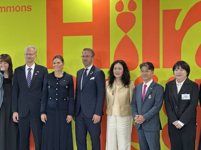 ‘힐마 아프 클린트: 적절한 소환’ 전시 관람 후 기념사진을 찍고 있다. 왼쪽에서 세 번째가 스웨덴 빅토리아 왕세녀, 그 왼쪽이 칼-울르프 안데르손 주한스웨덴대사, 오른쪽이 안드레아스 칼손 농촌국토부 국토주택장관, 강승완 부산현대미술관장 등이다. 김은영 기자 key66@