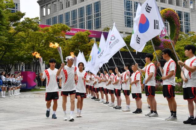지난 13일 부산 연제구 부산시청 광장에서 열린 제106회 전국체육대회·제45회 전국장애인체육대회 성화 합화·출발식에서 성화 봉송 첫 주자들이 출발하고 있다./부산시/