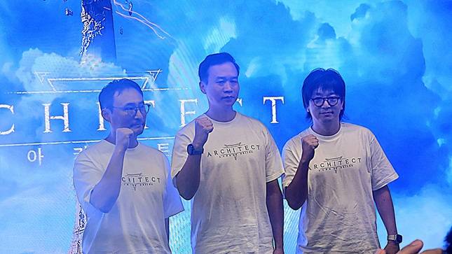 (왼쪽부터)김민규 아쿠아트리 사업실장, 박범진 아쿠아트리 대표, 정우용 드림에이지 대표가 '아키텍트' 간담회에서 기념촬영을 하고 있다./사진=비즈워치