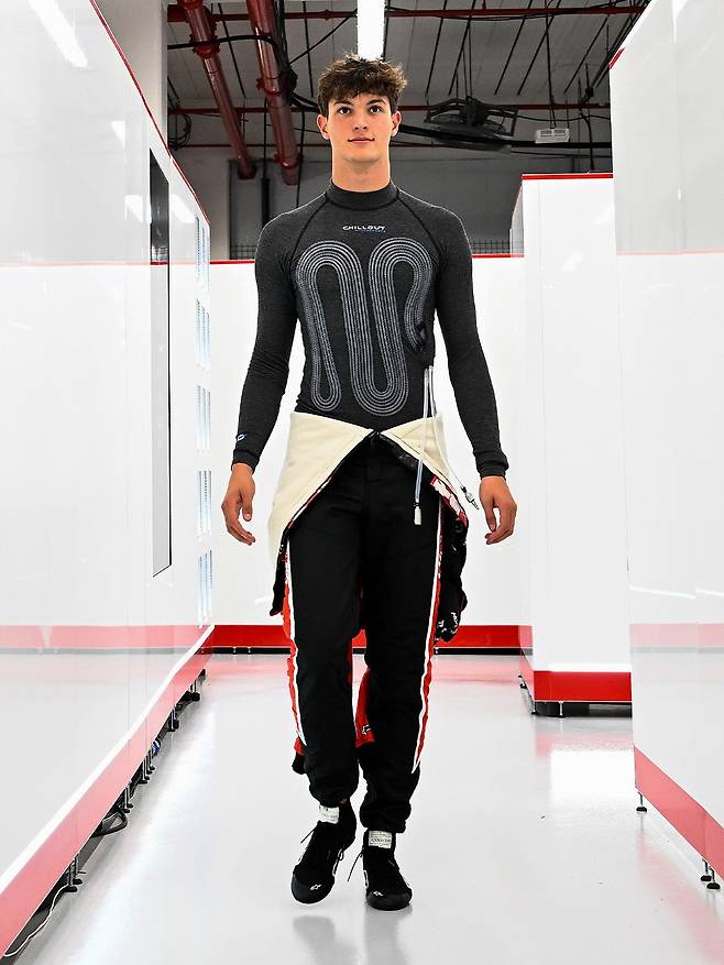 하스 F팀 드라이버 올리버 비어만이 냉각 조끼을 입은 모습. /하스 F1팀 페이스북