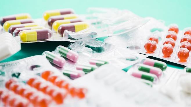 건강 위해 먹는 약도 잘못 먹으면 간 건강에 해롭다. 이럴 때 UDCA가 도움 될 수 있다｜출처:&nbsp;클립아트코리아