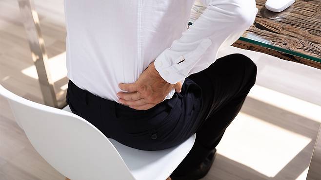 신경통은 잘못된 자세, 반복적인 동작, 염증 등으로 인해 발생할 수 있다｜출처: 클립아트코리아