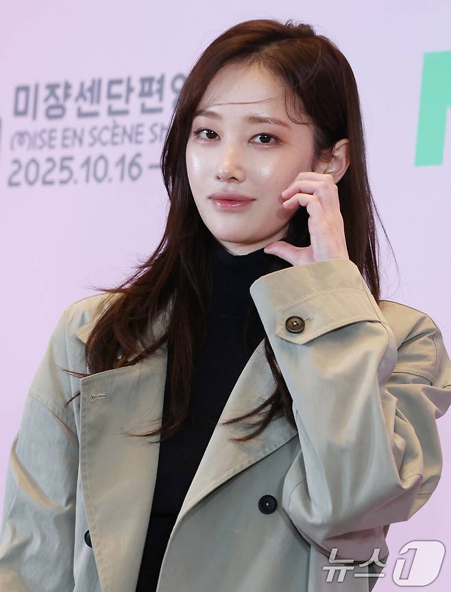 배우 전종서가 16일 오후 서울 용산구 CGV용산아이파크몰에서 열린 ‘제21회 미쟝센단편영화제’에 참석해 하트를 그리고 있다. ⓒ News1 권현진 기자