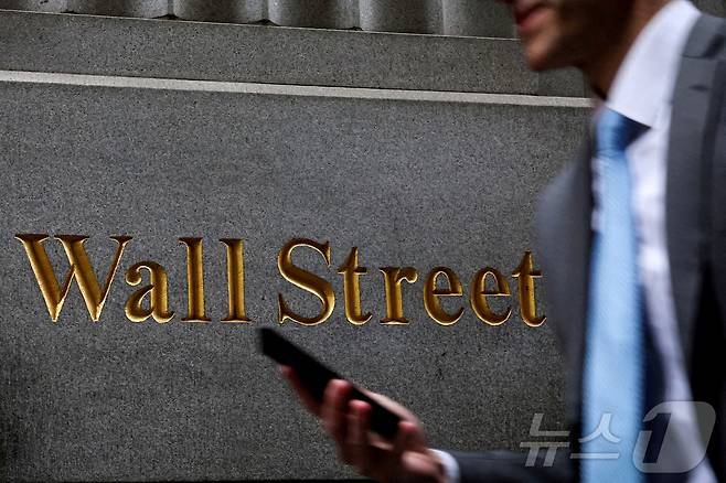 월가 표지판 앞을 걸어가는 행인. ⓒ 로이터=뉴스1