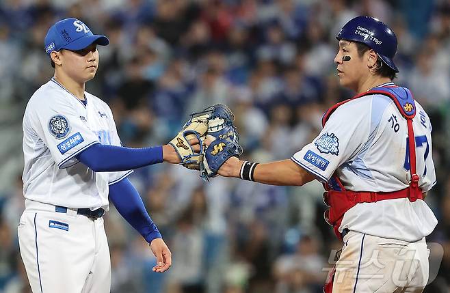 14일 오후 대구 삼성라이온즈파크에서 열린 프로야구 2025 신한 SOL뱅크 KBO 준플레이오프 4차전 SSG 랜더스와 삼성 라이온즈의 경기, 삼성 배찬승이 8회초 1사 1,3루 상황 SSG 한유섬을 삼진으로 잡은 뒤 포수 강민호와 기쁨을 나누고 있다. 2025.10.14/뉴스1 ⓒ News1 김진환 기자