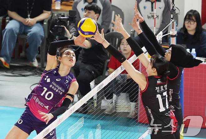 지난시즌 챔프전에서 명승부를 치렀던 흥국생명과 정관장이 새 시즌 첫 경기부터 또 만난다. 2025.4.4/뉴스1 ⓒ News1 김영운 기자