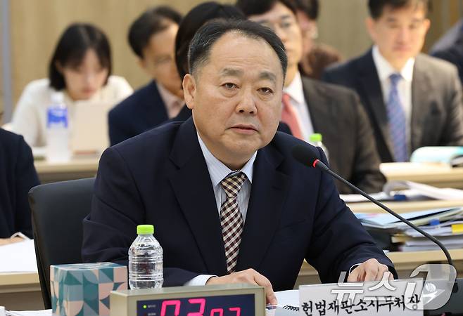 손인혁 헌법재판소 사무처장이 17일 오전 서울 종로구 헌법재판소에서 열린 국회 법제사법위원회의 헌법재판소, 헌법재판연구원에 대한 국정감사에서 의원 질의에 답하고 있다. 2025.10.17/뉴스1 ⓒ News1 이광호 기자