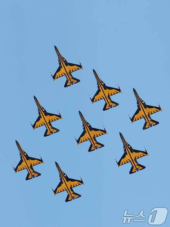 17일 경기 성남시 수정구 서울공항에서 열린 '서울 국제 항공우주 및 방위산업 전시회'(서울 ADEX 2025)'에서 공군 특수비행팀 블랙이글스가 화려한 에어쇼를 선보이고 있다. 2025.10.17/뉴스1 ⓒ News1 김영운 기자