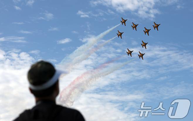 17일 경기 성남시 수정구 서울공항에서 열린 '서울 국제 항공우주 및 방위산업 전시회'(서울 ADEX 2025)'에서 공군 특수비행팀 블랙이글스가 화려한 에어쇼를 선보이고 있다. 2025.10.17/뉴스1 ⓒ News1 김영운 기자