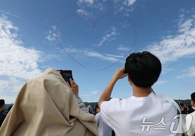 17일 경기 성남시 수정구 서울공항에서 열린 '서울 국제 항공우주 및 방위산업 전시회'(서울 ADEX 2025)'에서 공군 특수비행팀 블랙이글스가 화려한 에어쇼를 선보이고 있다. 2025.10.17/뉴스1 ⓒ News1 김영운 기자