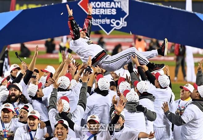 2023년 한국시리즈 우승 직후 염경엽 감독 헹가래를 쳐주는 LG 선수단. 사진 | 스포츠서울 DB