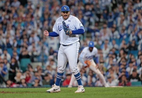 삼성은 14일 오후 6시 30분 대구 삼성라이온즈파크에서 열린 SSG 랜더스와 2025 신한 SOL 뱅크 KBO 포스트시즌(PS) 준플레이오프(준PO·5전 3선승제) 4차전을 5-2로 승리했다. 선발 투수 아리엘 후라도가 환호하고 있다. /사진=삼성 라이온즈