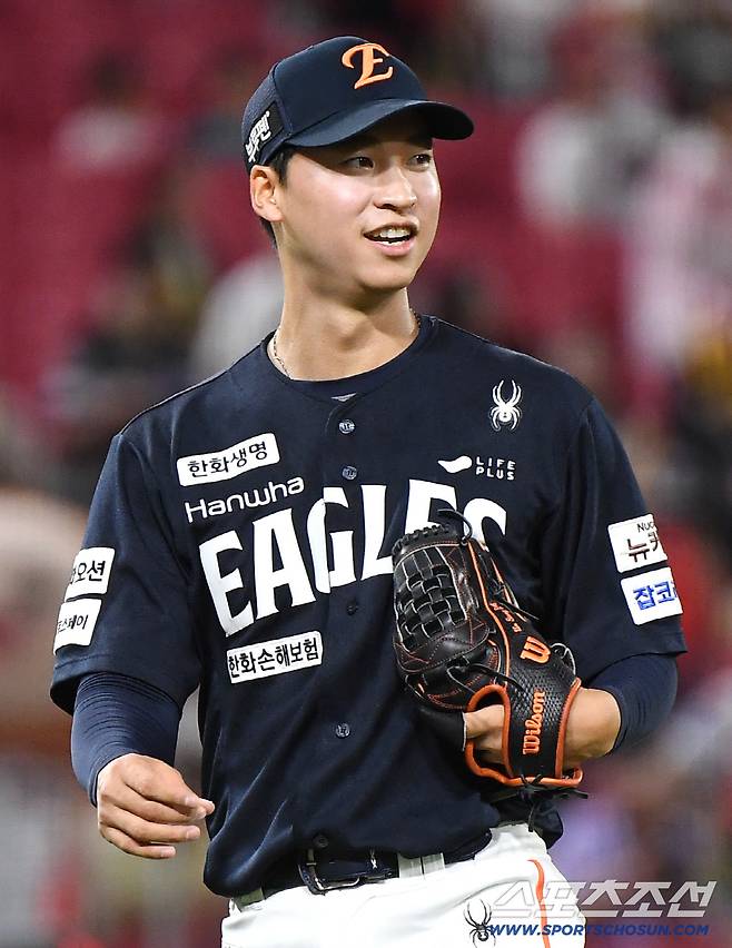 17일 광주 기아챔피언스필드에서 열린 한화-KIA전. 7회 등판해 무실점으로 이닝을 마친 한화 엄상백이 기뻐하고 있다. 광주=정재근 기자 cjg@sportschosun.com/2025.9.17/