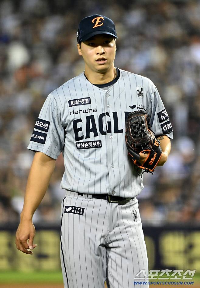 25일 잠실야구장에서 열린 한화와 두산의 경기, 5회말 이닝을 마친 엄상백이 더그아웃으로 향하고 있다. 잠실=허상욱 기자wook@sportschosun.com/2025.09.25/