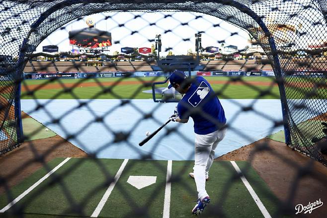LA 다저스 오타니 쇼헤이가 NLCS 3차전을 하루 앞둔 16일(한국시각) 다저스타디움에서 배팅케이지에 들어가 배팅 훈련을 하고 있다. 사진=LA 다저스 구단 X 계정