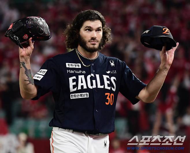 1일 인천 SSG랜더스필드에서 열린 KBO리그 SSG와 한화의 경기. 6회말 투구를 마치고 마운드를 내려오는 한화 폰세. 인천=송정헌 기자songs@sportschosun.com/2025.10.01/