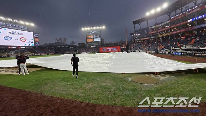 17일 대전한화생명볼파크에서 열린 삼성과 한화의 PO 1차전. 경기를 앞두고 그라운드에 비가 내려 방수포가 설치되고 있다. 대전=허상욱 기자wook@sportschosun.com/2025.10.17/