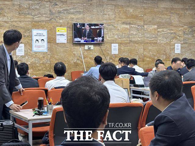 16일 서울 여의도 국회에서 국정감사가 이어지고 있는 가운데 피감기관 담당자들이 실시간 중계 영상을 지켜보고 있다. /국회=이하린 기자