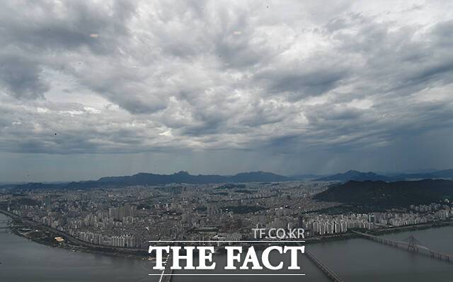 금요일인 17일 밤부터 토요일인 이튿날 오전까지 전국 대부분 지역에 다시 비가 내린다. /임영무 기자