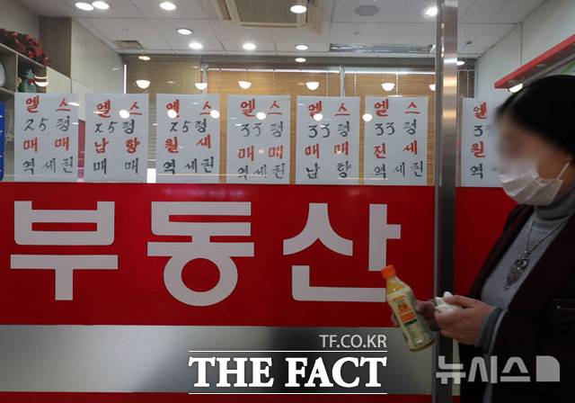 15일 토지거래허가제도가 서울 전역에 시행된 뒤 하루 지난 16일 '마용성' 중 마포를 대표하는 아파트 단지인 마포래미안푸르지오와 몇 년 동안 집값 상승세를 반영한 영등포구 신길뉴타운 지역의 부동산에는 전화벨이 그치지 않았다. 사진은 15일 토허제 발표 이후 한적한 강남구의 한 부동산 모습. /뉴시스
