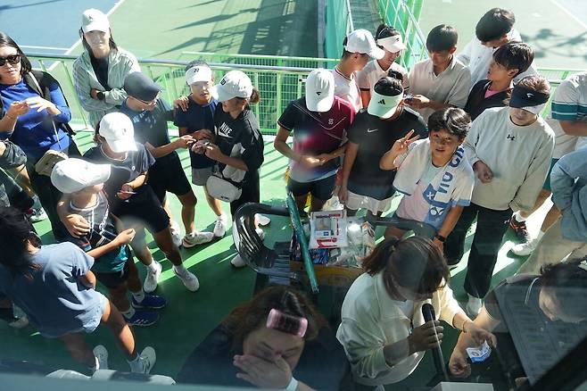 대회측은 매일 경기 전에 경품 이벤트를 진행하여 선수들의 긴장을 풀어주고 있다.