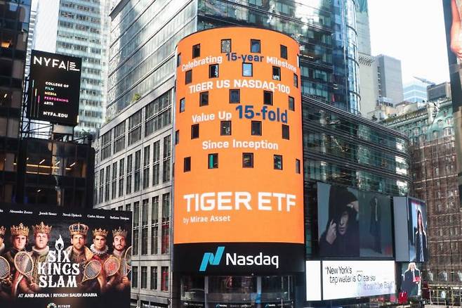 미래에셋자산운용은 TIGER 미국나스닥10 ETF 상장 15주년 및 15배 주가 달성을 기념해 미국 나스닥 타워에 축하 메시지를 게재했다. 미래에셋자산운용.