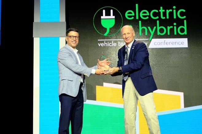 ‘배터리쇼 북미 2025’에서 커트 켈티 GM 배터리·전동화·지속가능성 부문 부사장(사진 왼쪽)이 로버트 갤리언 조직위원장으로부터 ‘올해의 배터리 혁신상’을 수상하고 있는 모습. GM 제공