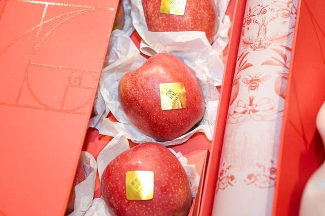 경북 문경의 특산품인 '감홍' 사과. 당도가 높은 대신 오래 보관하기 어려워 수확철인 10월 중순에만 맛볼 수 있다./문경시