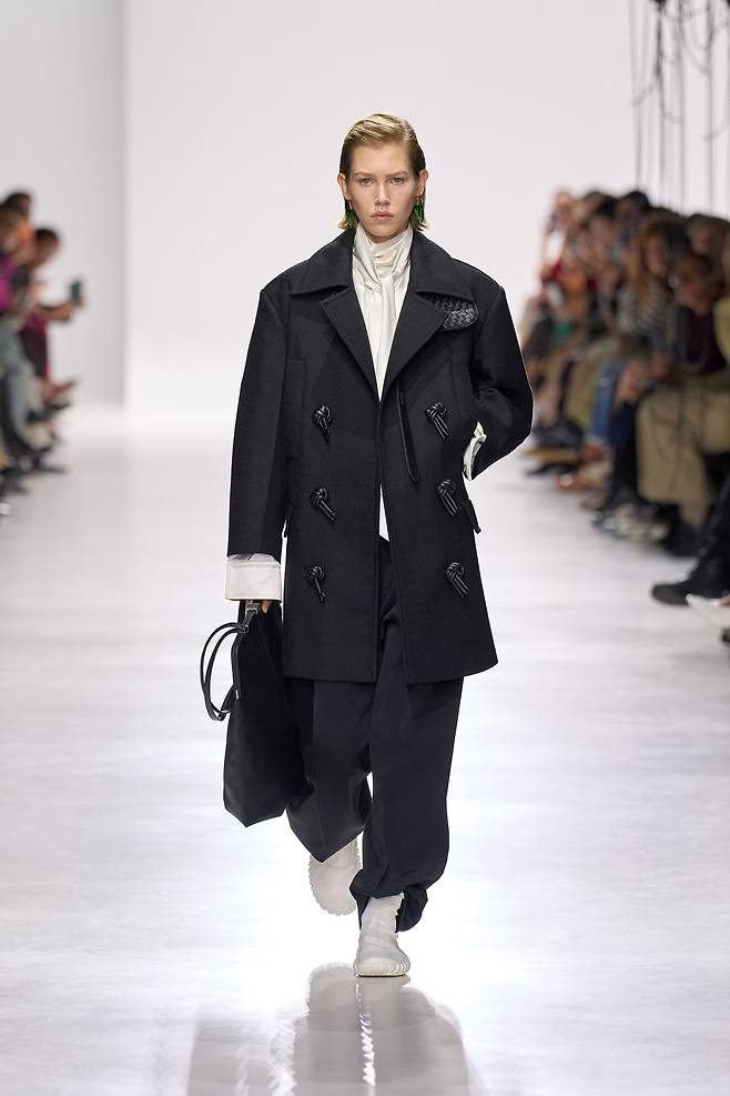 보테가 베네타 2026 여름 쇼의 첫 모델 /보테가 베네타