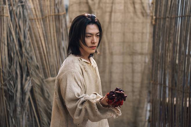 넷플릭스 오리지널 '다 이루어질지니'에서 램프의 정령 지니이자 사탄 이블리스 캐릭터를 맡은 배우 김우빈. /넷플릭스