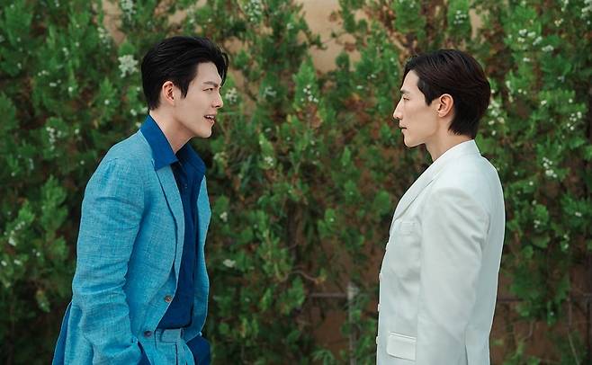 '다 이루어질지니'에서 악마 이블리스 역을 맡은 배우 김우빈(왼쪽)과 죽음의 천사 이즈라엘 역을 맡은 노상현이 다투는 장면. /넷플릭스