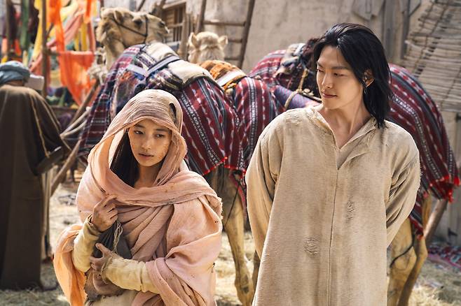 '다 이루어질지니'에서 악마 이블리스(김우빈)는 고려에서 온 소녀(수지)에게 사랑의 감정을 느낀다. /넷플릭스