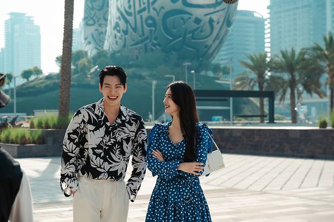 배우 김우빈과 수지가 '다 이루어질지니' 촬영 장소인 두바이에서 미소짓고 있다. /넷플릭스