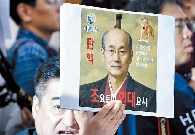 지난 13일 국회 법사위 국감에서 민주당 출신의 최혁진 무소속 의원이 조희대 대법원장과 도요토미 히데요시를 합성한 사진을 들어 보이며 조 원장을 공격하고 있다./뉴스1