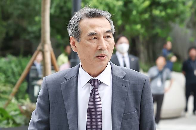 윤석열 전 대통령의 아내 김건희 여사 의혹 관련 사건을 맡은 민중기 특별검사가 지난 7월 2일 오전 서울 종로구 KT광화문빌딩 웨스트에 마련된 특검 사무실로 출근하고 있다. /뉴스1