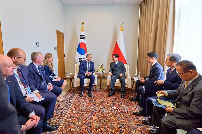 이재명 대통령과 카롤 나브로츠키 폴란드 대통령이 지난달 24일(현지시간) 미국 뉴욕 유엔본부에서 한·폴란드 정상회담을 하고 있다. /대통령실 제공