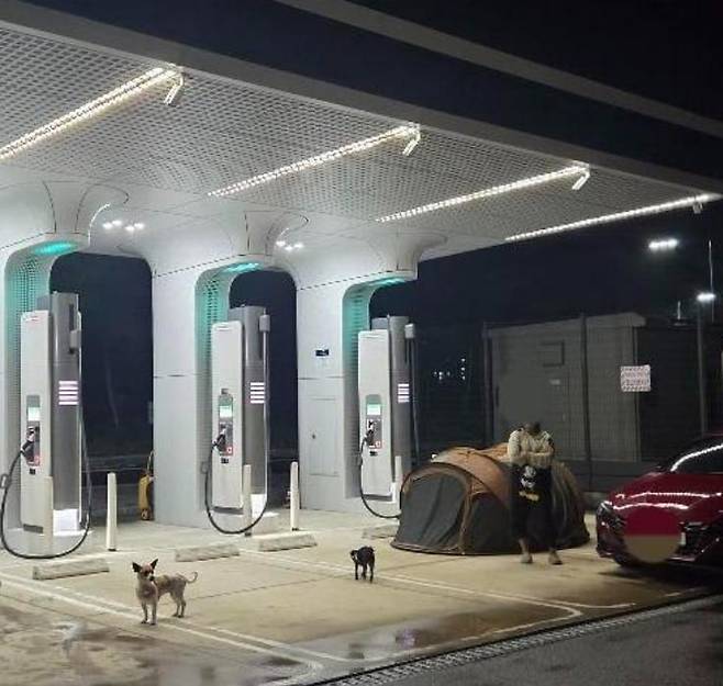 한 해수욕장 전기차 충전소에서 캠핑을 하고 있다는 글이 온라인 커뮤니티에 올라왔다. /온라인 커뮤니티 캡처