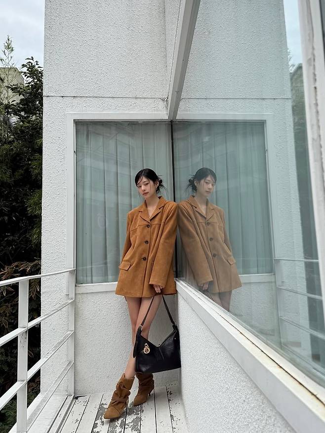 스웨이드 블레이저로 가을 감성 가득한 김민주. 인스타그램 @minn.__.ju