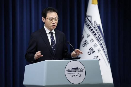 이규연 홍보소통수석이 17일 용산 대통령실에서 동남아 불법 구인 광고 긴급 삭제 관련 브리핑을 하고 있다. 연합뉴스