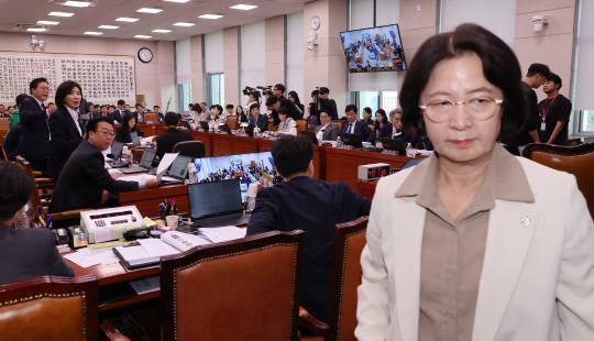 지난 16일 서울 여의도 국회에서 열린 감사원 등에 대한 법제사법위원회 국정감사에서 발언권 등과 관련 여야 언쟁이 이어지자 추미애 위원장이 감사 중지를 선포한뒤 자리를 나서고 있는 모습. 연합뉴스