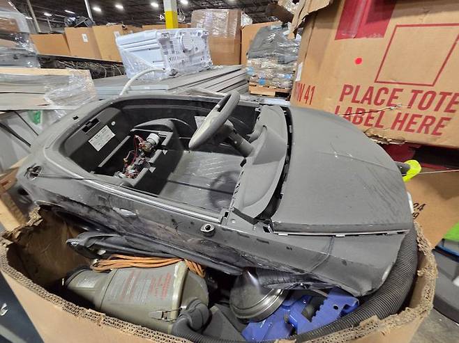 수거된 폐전자제품 속 아동용 장난감 자동차. ⓒ데일리안 정진주 기자