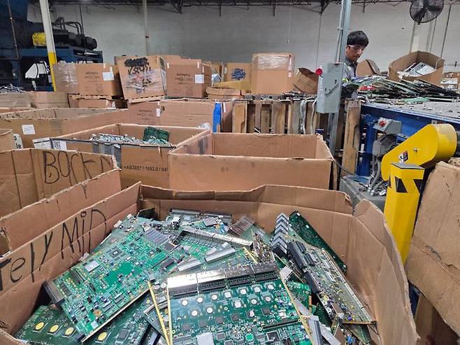 각종 인쇄회로기판(PCB)들이 종이 상자마다 구분돼 쌓여 있다. ⓒ데일리안 정진주 기자