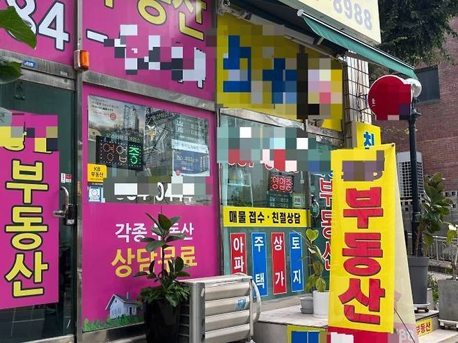 서울시 관악구 소재 아파트 단지 인근의 중개업소들 모습. 매수 문의가 뚝 끊기며 한산한 분위기가 이어지고 있다. ⓒ데일리안 임정희 기자