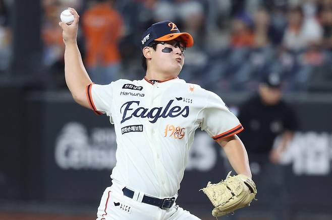 2025 정규시즌 마지막 등판에서 끝내기 홈런을 허용하며 한화의 프로야구 한국시리즈 직행 희망을 깨뜨렸던 마무리 투수 김서현은 17일 시작되는 삼성과의 플레이오프에서 다시 한 번 팀의 한국시리즈 진출 확정에 도전한다. 대전=뉴시스