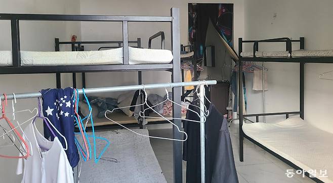 16일(현지 시간) 캄보디아 프놈펜에서 차로 약 1시간 30분 거리인 논케우의 ‘태자단지’ 숙소 내부 모습. 최근 현지 당국의 단속으로 범죄 조직원들이 급히 떠나면서 2층 침대와 옷가지 등 생활 흔적만 남아 있다. 논케우=권구용 기자 9dragon@donga.com