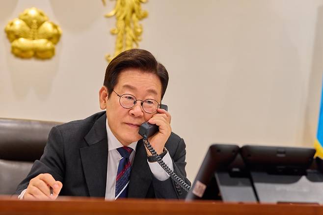 서울 용산 대통령실 집무실에서 통화 중인 이재명 대통령. 뉴스1