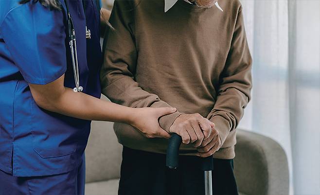 결혼과 출산, 부모 봉양은 서로 얽혀 있는 한 덩어리이며 이를 풀어내는 실마리는 사회적 연대와 제도적 체계에 있다.  /셔터스톡