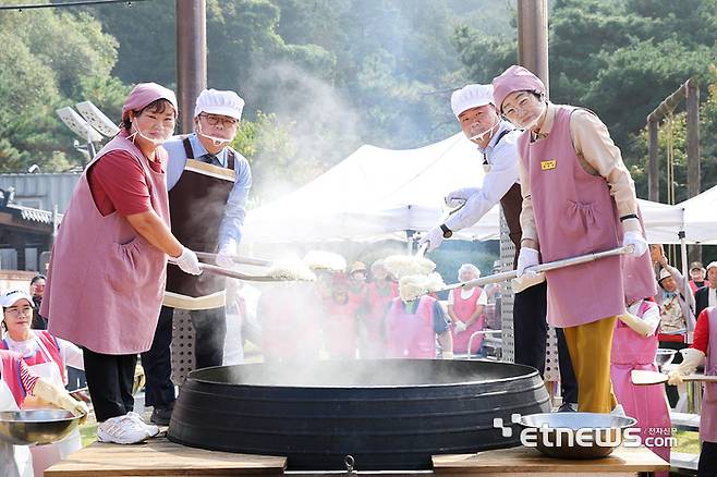 이천시가 오는 22일부터 26일까지 이천농업테마공원에서 '제24회 이천쌀문화축제'를 개최한다. 사진은 지난해 김경희 시장(오른쪽)이 가마솥밥을 하고 있는 모습.