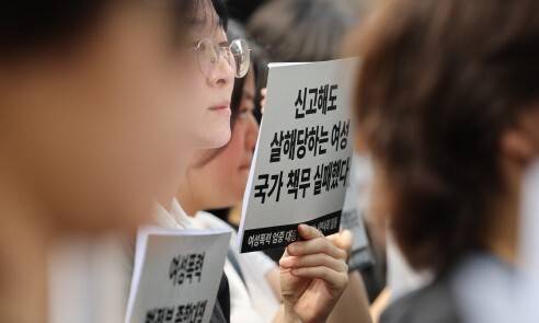 한국여성의전화 등 여성폭력 엄중 대응을 촉구하는 시민사회 활동가들이 지난 7월31일 오전 서울 용산구 대통령실 앞에서 기자회견을 열고 여성살해 및 여성폭력 종합대책을 마련하라고 촉구하고 있다. 김영원 기자 forever@hani.co.kr