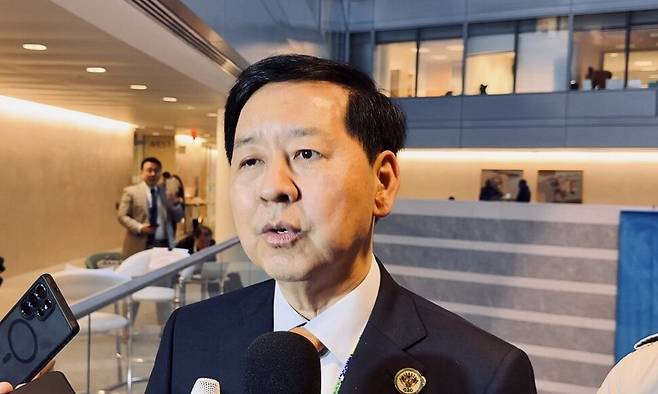 구윤철 부총리 겸 기획재정부 장관이 16일(현지시각) 미국 워싱턴 국제통화기금(IMF) 본부에서 한국 특파원들과 만나 질문에 답하고 있다. 워싱턴/김원철 특파원